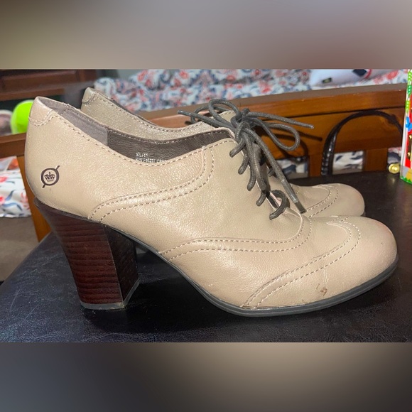 Born women’s 9.5 tan wingtip lace up  leather heeled shoes - Picture 4 of 9